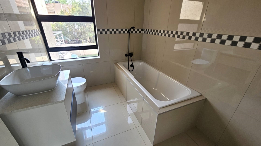 5 Bedroom Property for Sale in Melodie North West